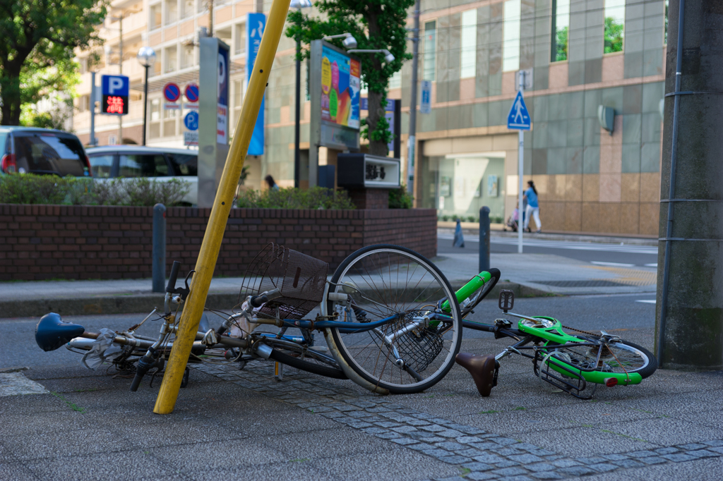 風で倒れた自転車 By Momoken819 Id 写真共有サイト Photohito