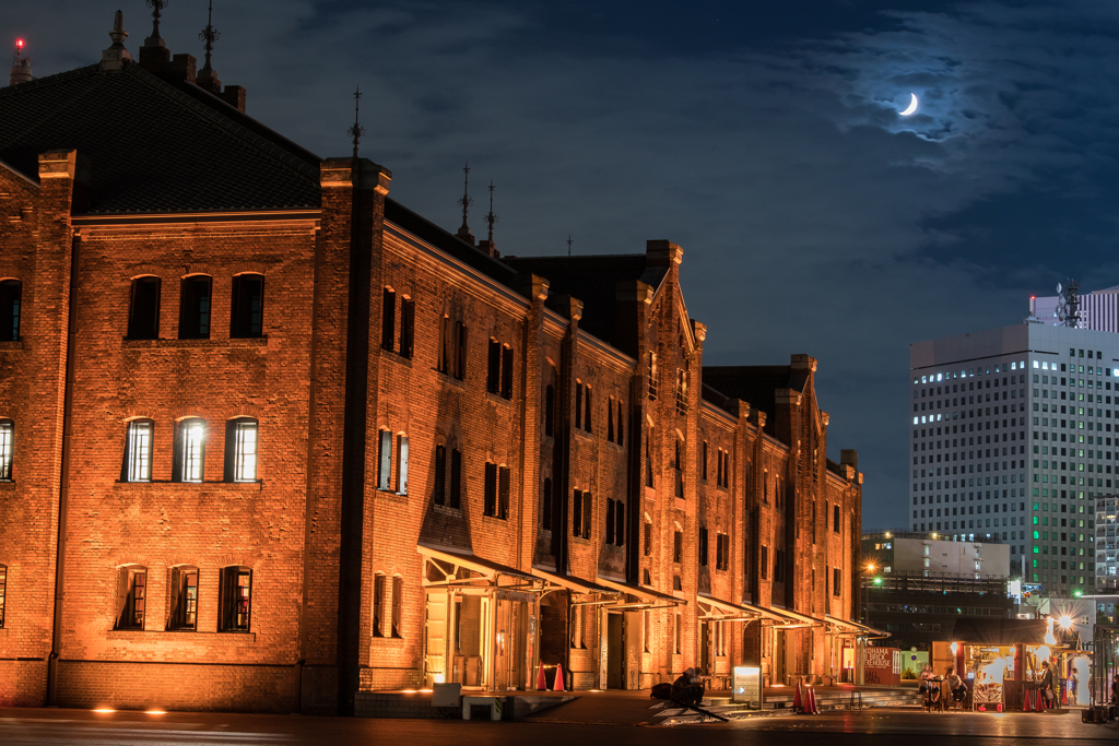 赤レンガ倉庫と月