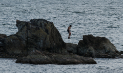 岩から飛んだ少年