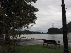 橋を望む