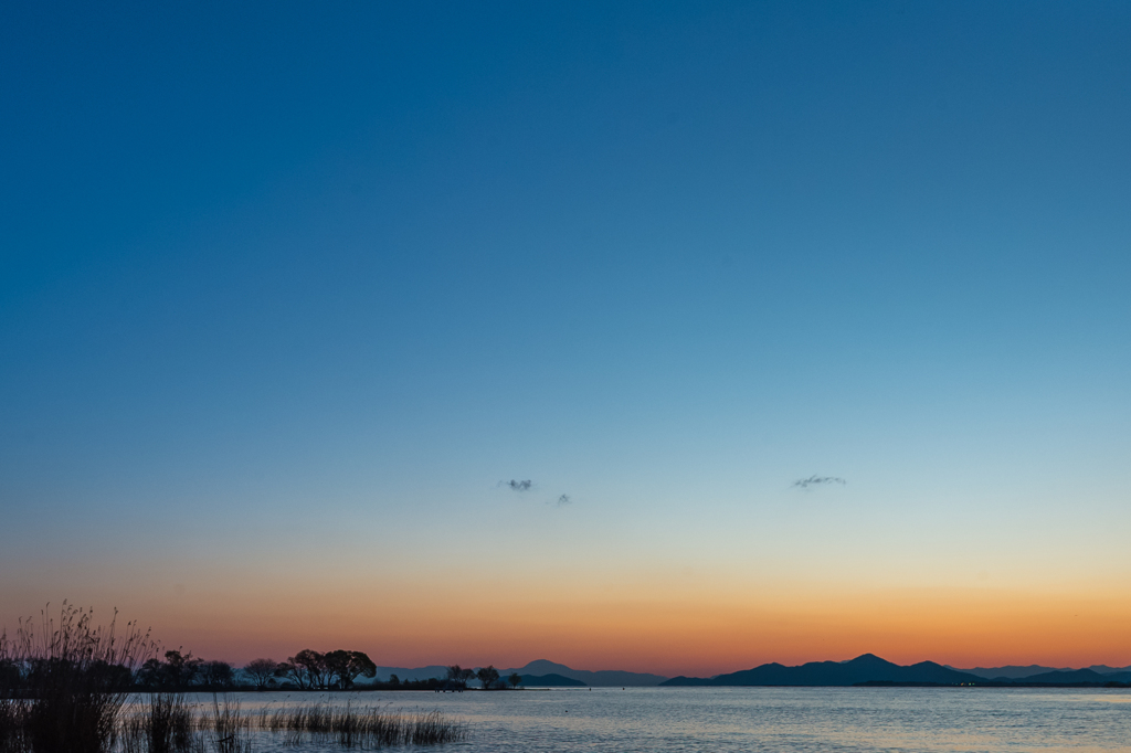 朝の琵琶湖