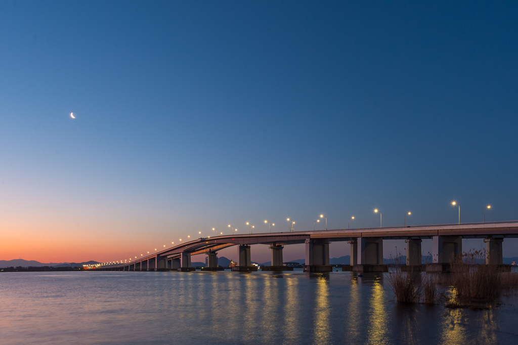 朝の琵琶湖大橋2