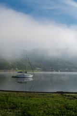 朝の湖畔