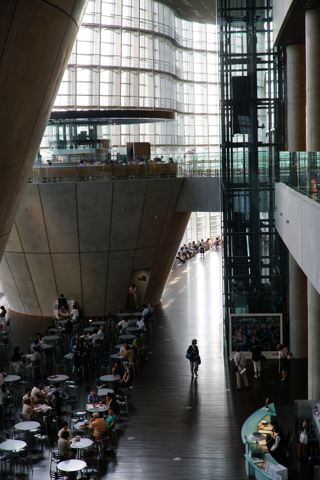 国立新美術館＠Vario Sonnar 24-85 F3.5-4.5