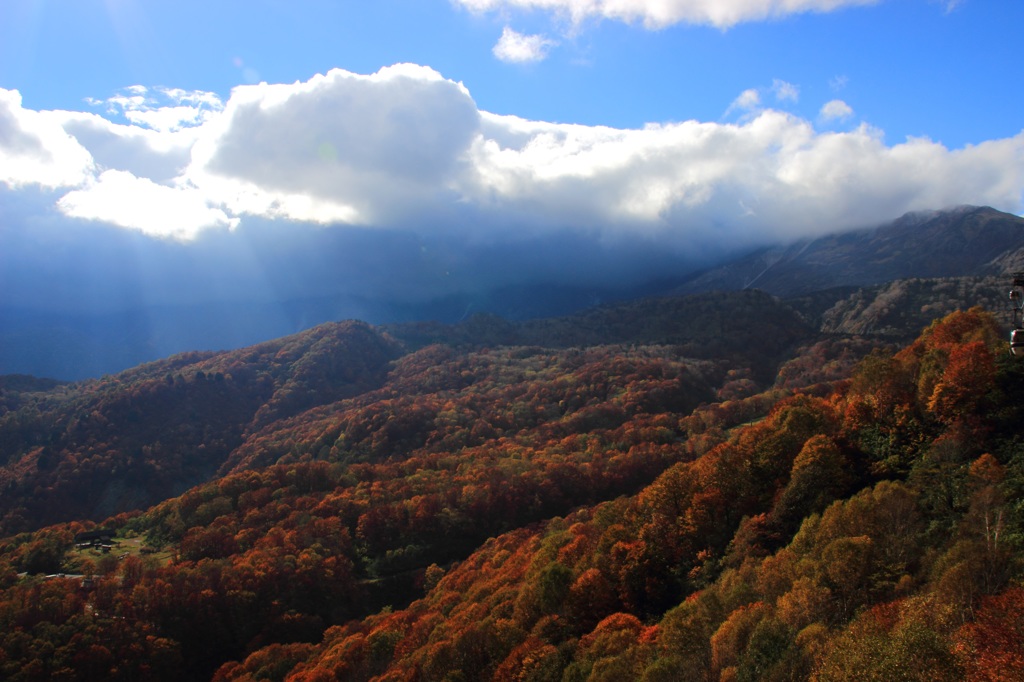 秋。山と空