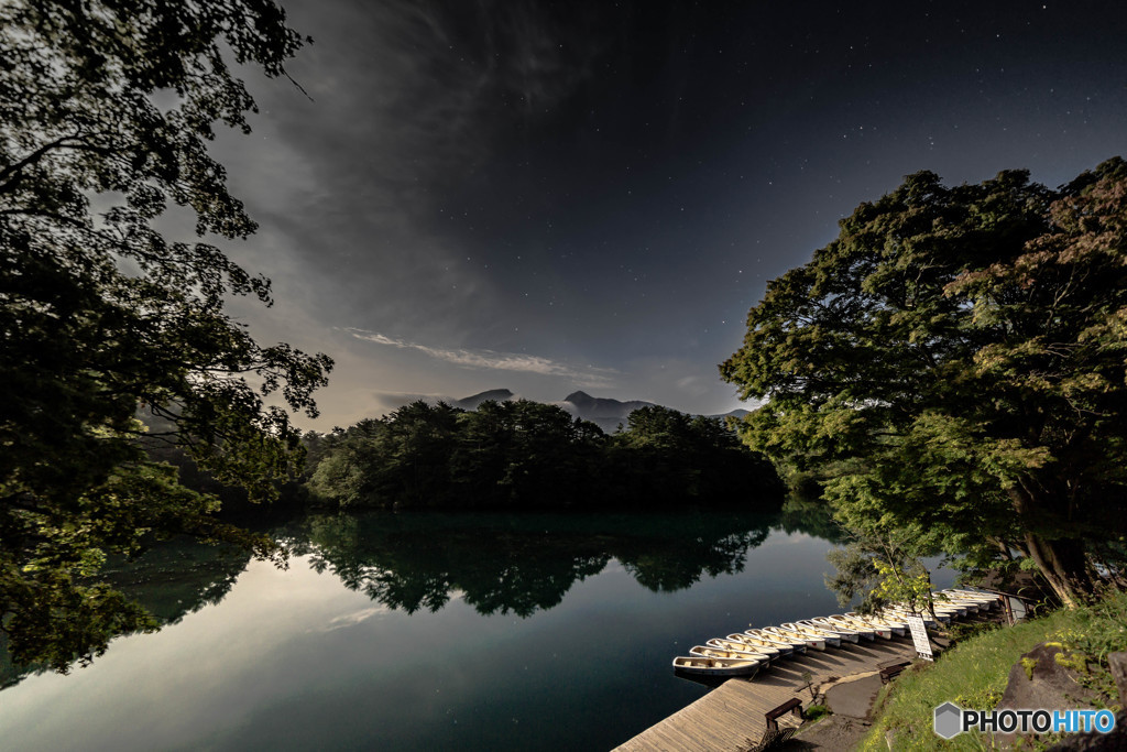 月夜の毘沙門沼