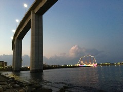 新湊大橋、向こうに海王丸を望む