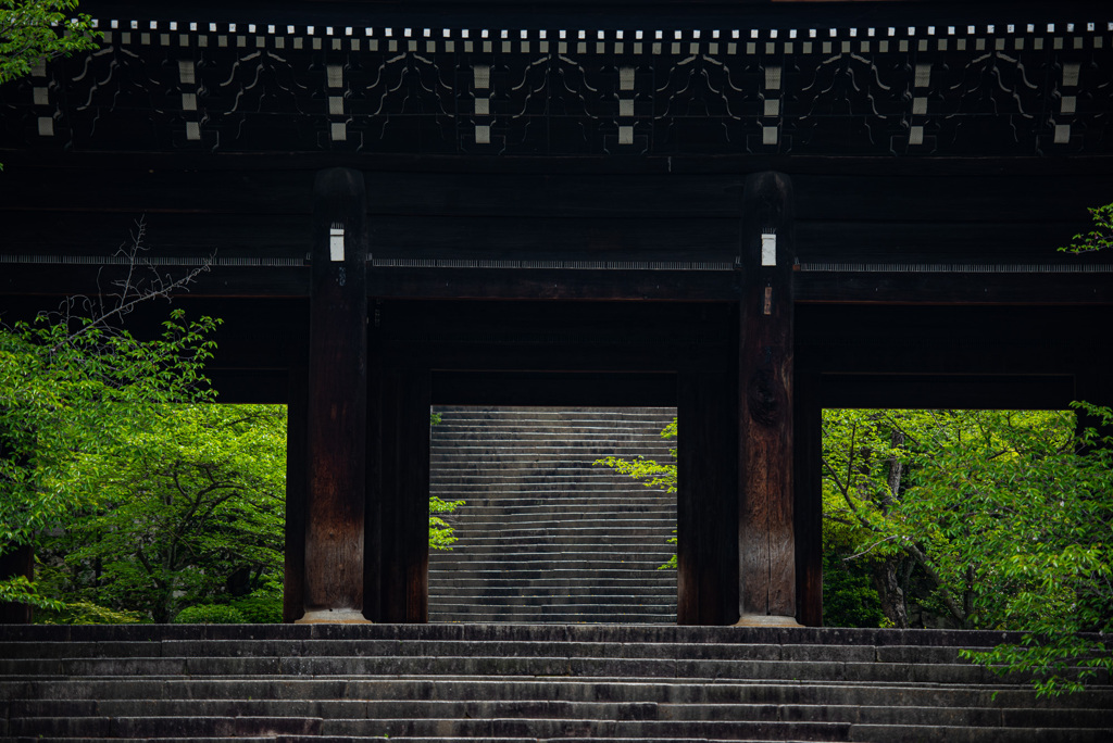 石段と門