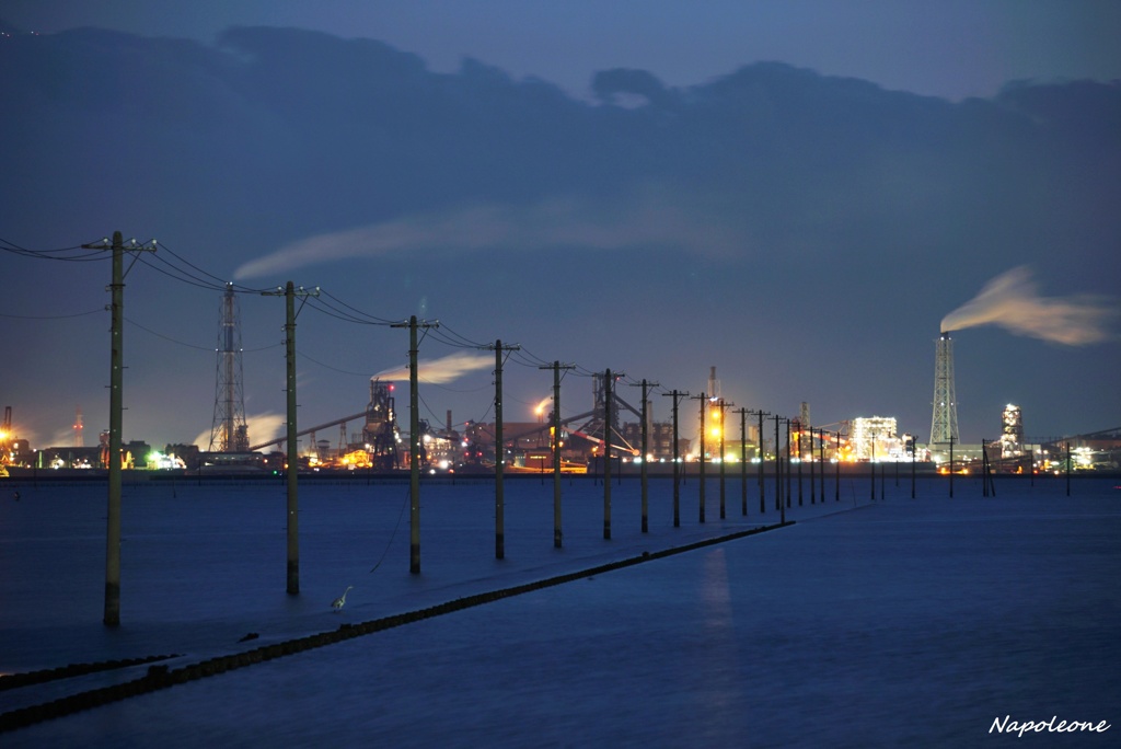電柱越しの工場夜景