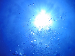 海中を照らす太陽