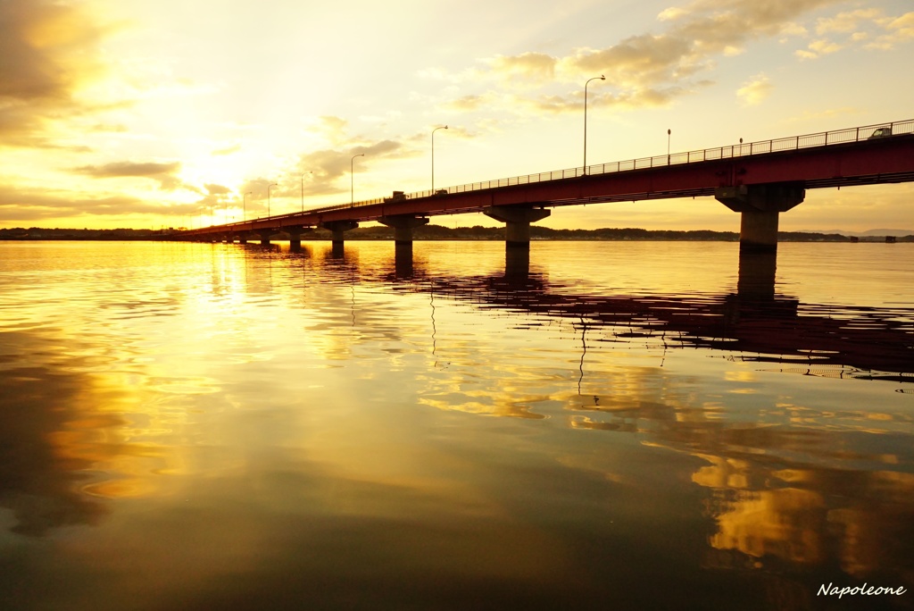 夕焼け染まる橋