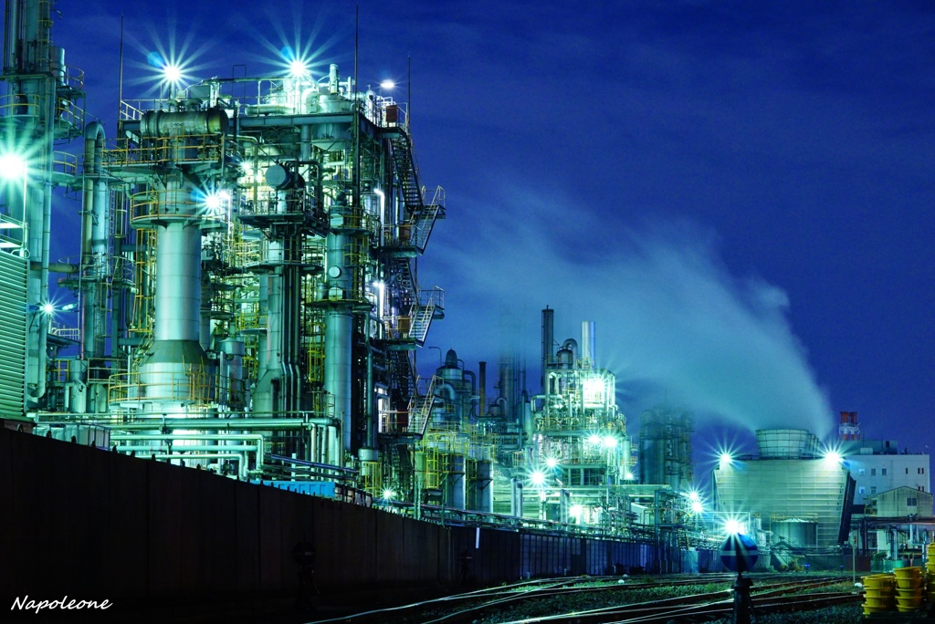 貨物線沿いの工場夜景