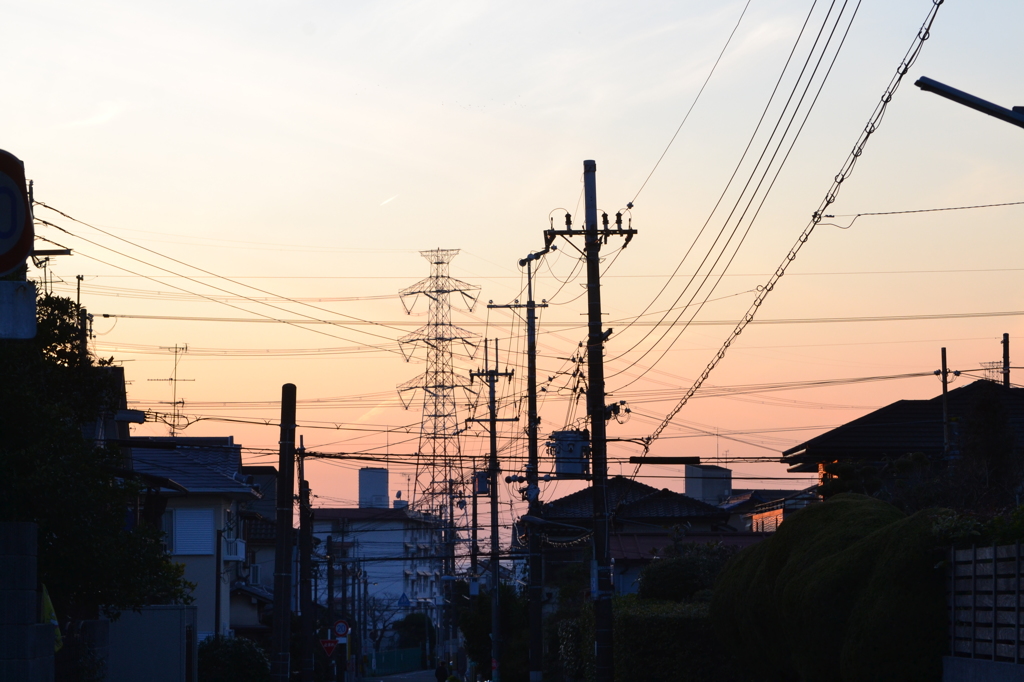 夕暮れと送電線