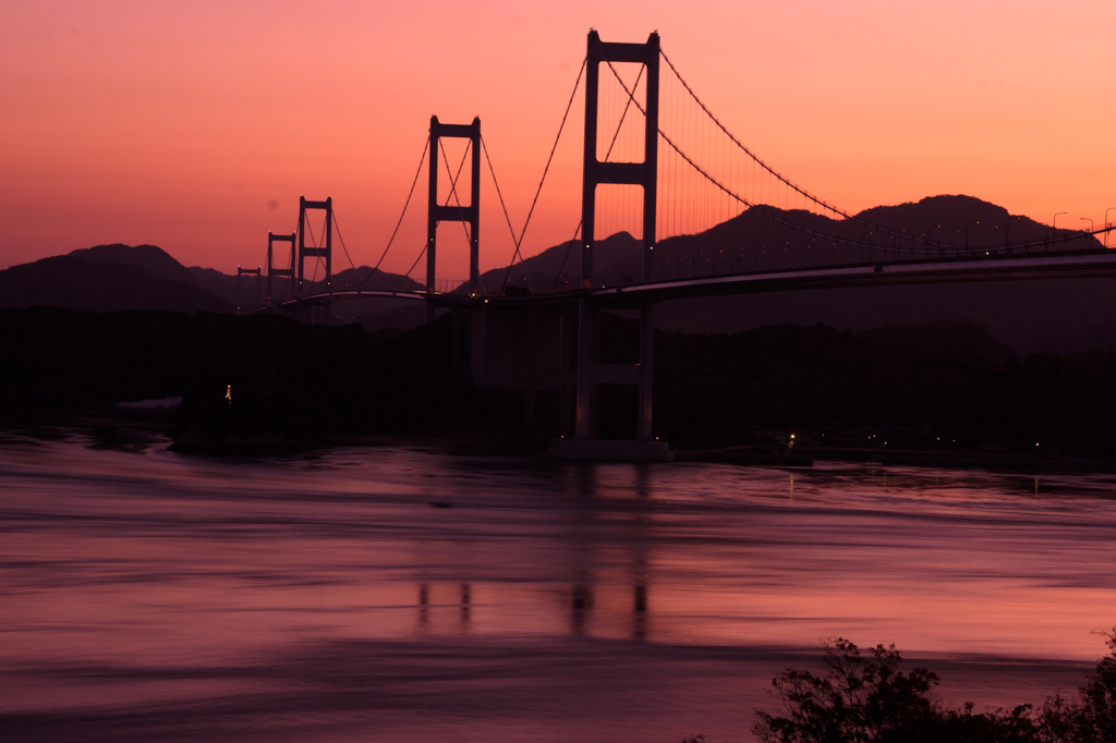 朝焼けの来島海峡大橋