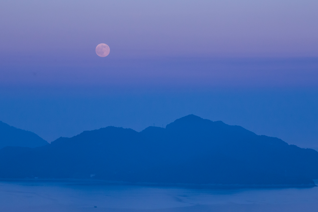 蒼の世界に月は浮かび