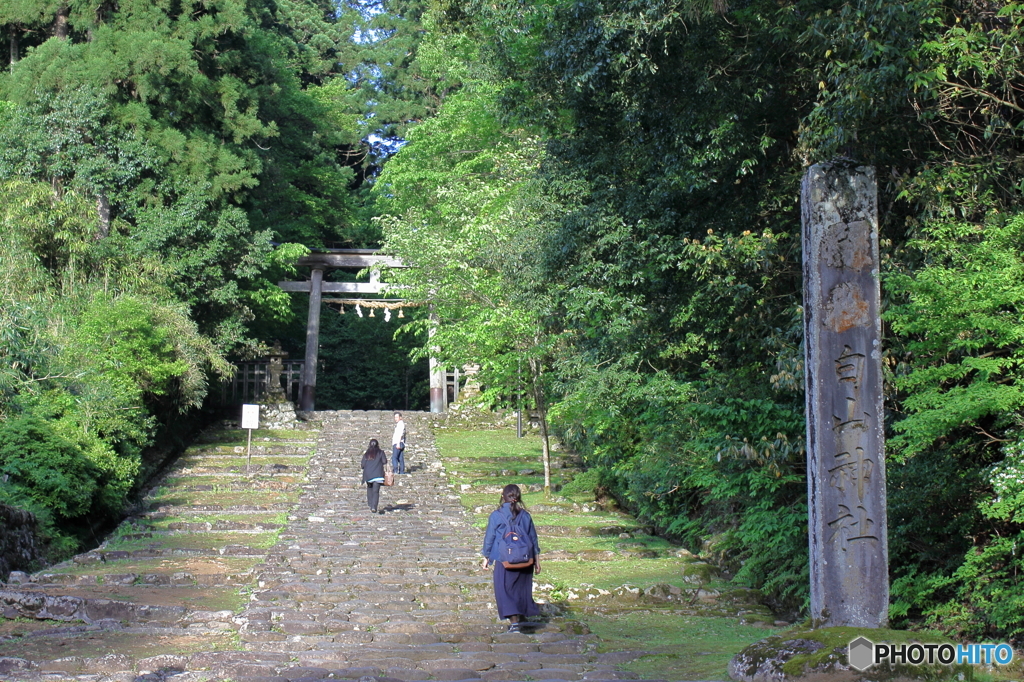 鳥居前のヒトコマ