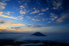 雲に浮く羊蹄山