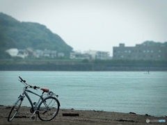 雨の逗子海岸と自転車と