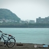 雨の逗子海岸と自転車と