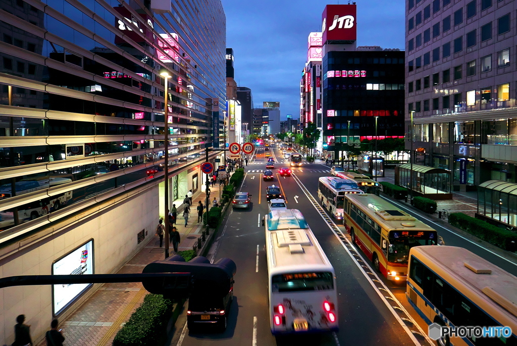 日没時の横浜駅前