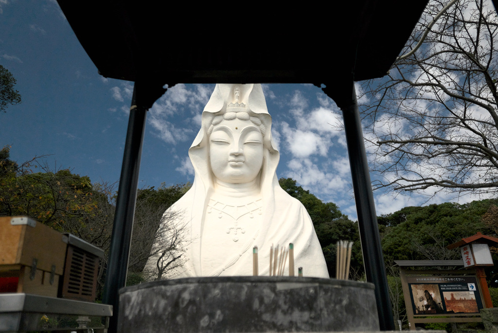 隠れても無駄