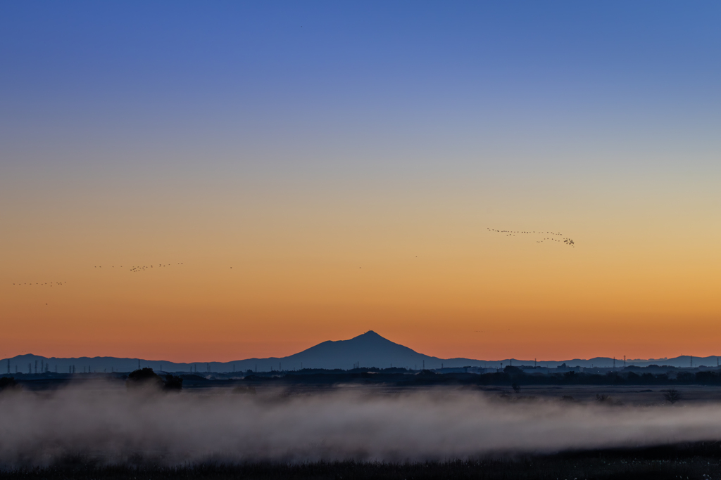 気嵐とマジックアワーの紫峰