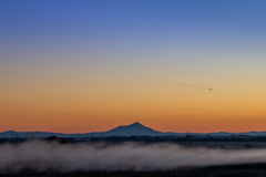 気嵐とマジックアワーの紫峰
