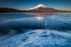 押し寄せる氷片
