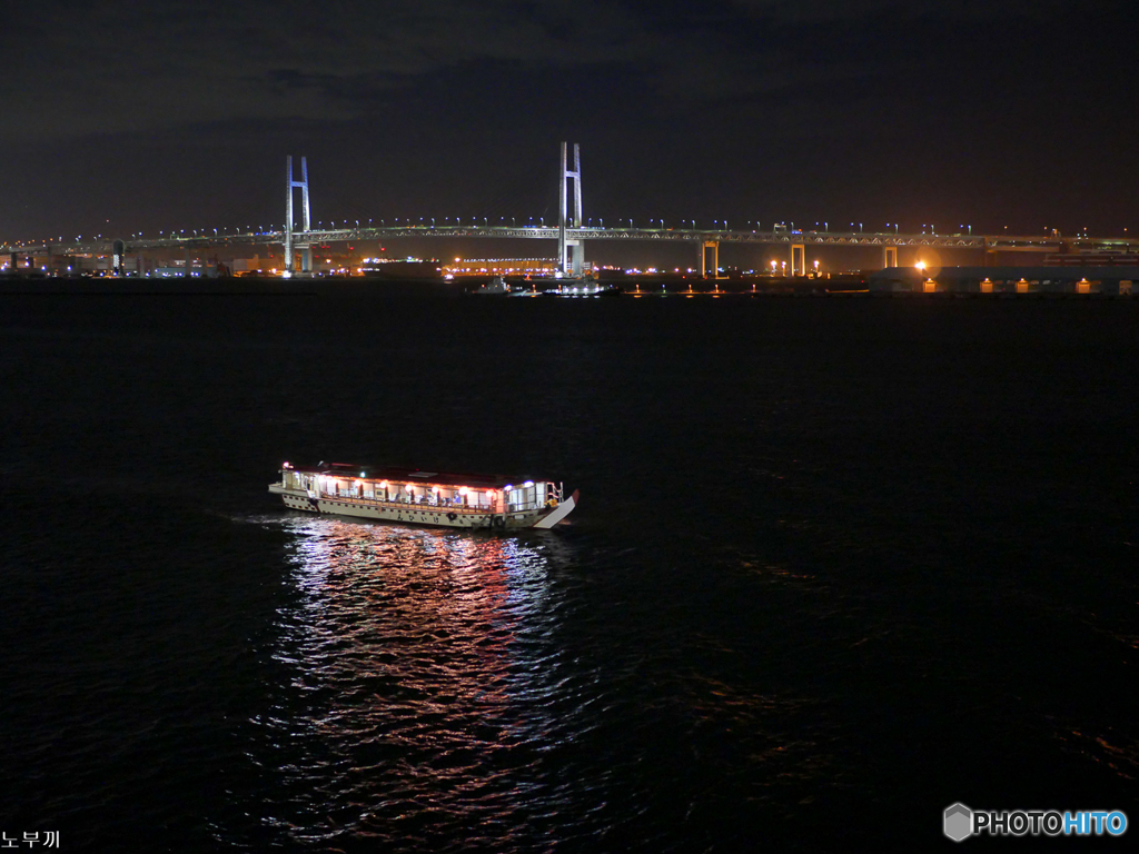 横浜ベイブリッジと屋形船