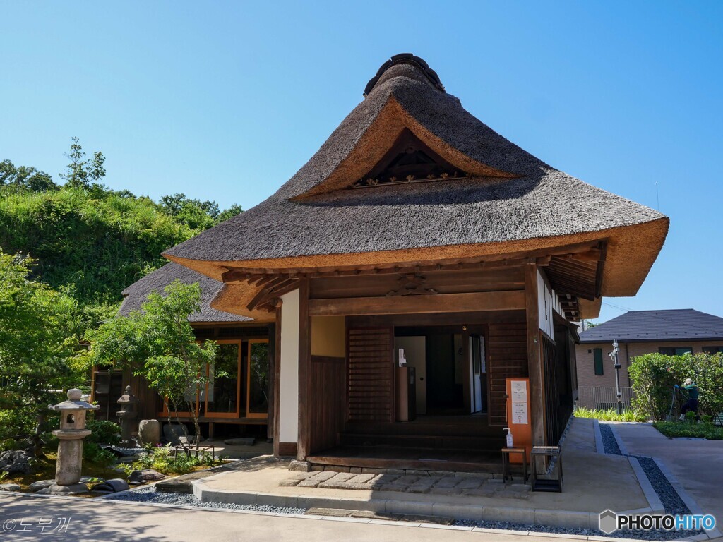 新たなスタートの茅葺屋根