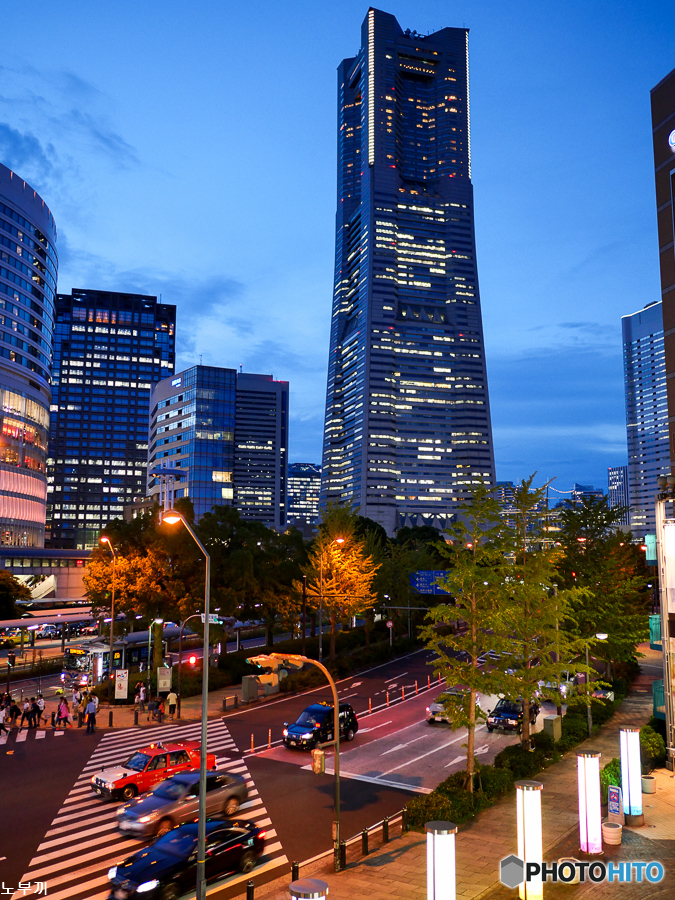 桜木町駅前の夕暮れ