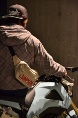 バイクに腰掛はいポーズ