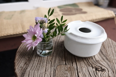 カフェの灰皿と花