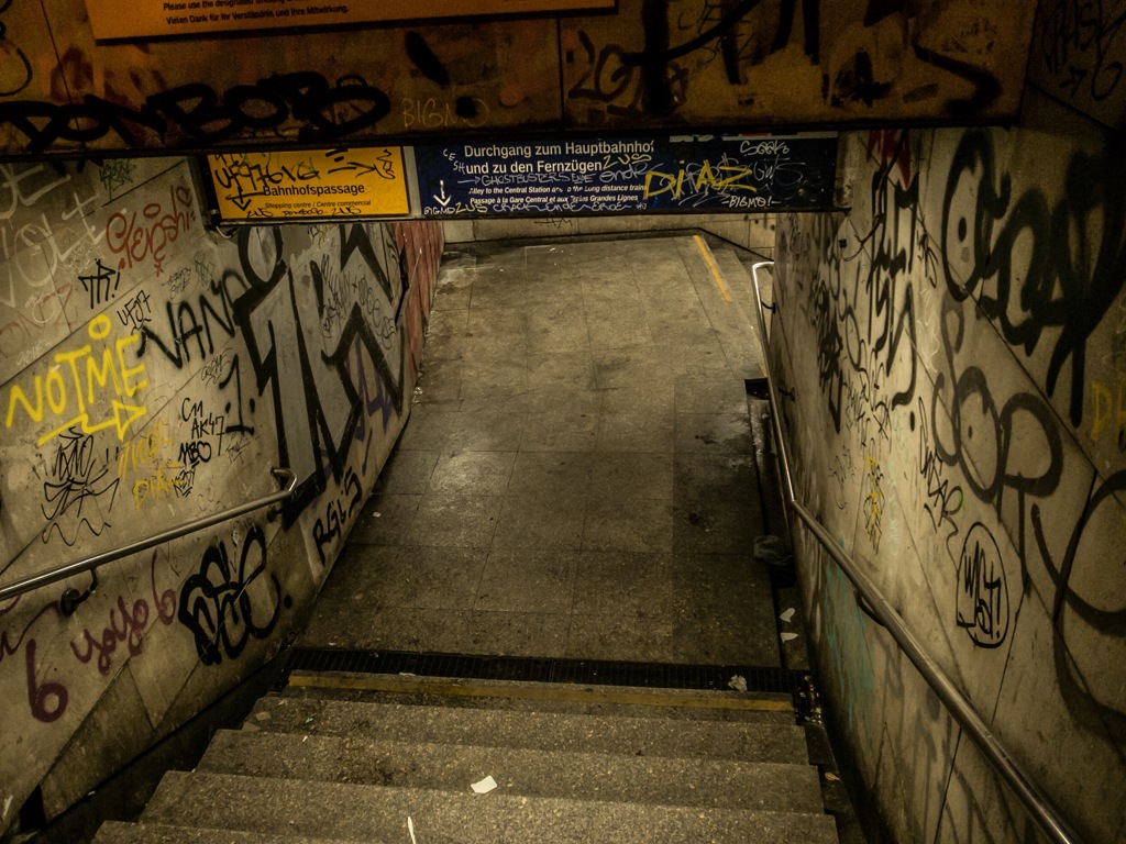 フランクフルト中央駅地下出入口
