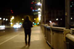 夜の橋に溶けていく男