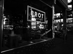 夜のカフェの窓