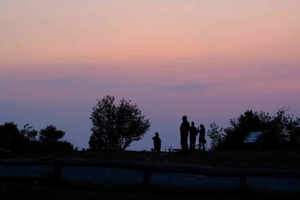 夕暮れを楽しむ人々