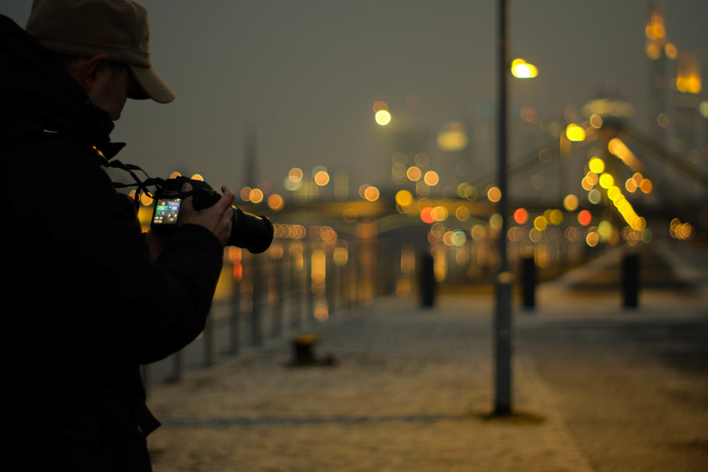 至福の時を噛みしめる男