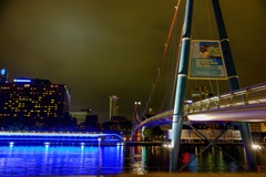 夜の吊り橋と遊覧船