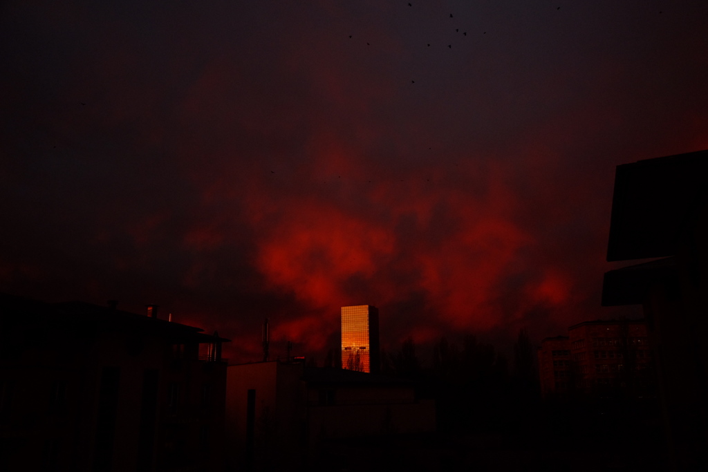 不穏な赤い空