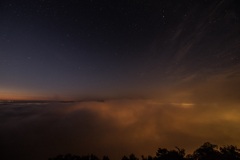 燃え上がる雲海と星空