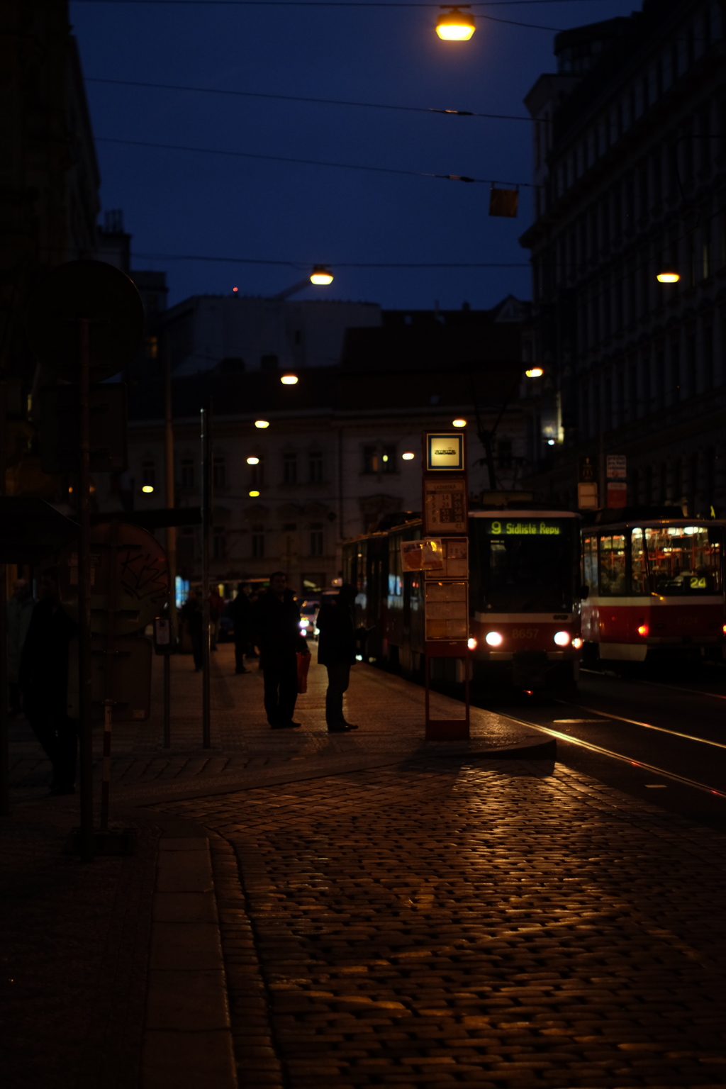 プラハ 電車を待つ人々