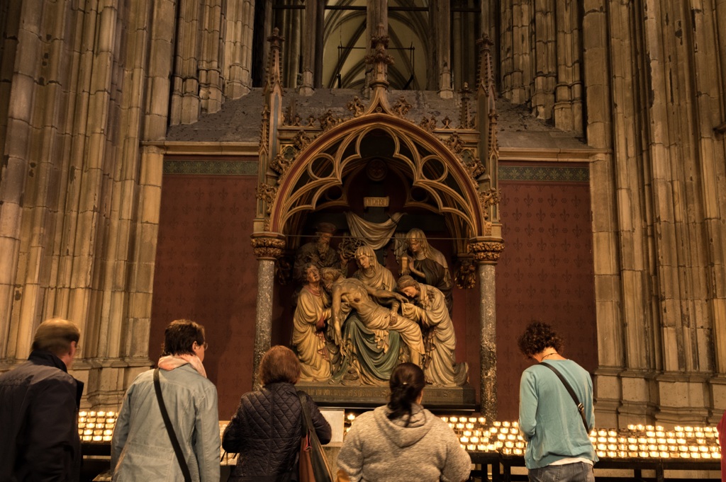 ケルン大聖堂 祈りを捧げる人々