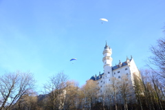城の上を飛ぶ人達