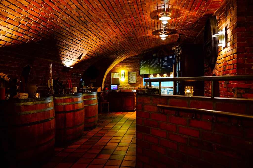 ワインの旨い地下の店