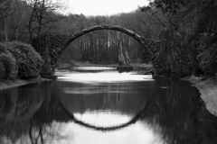 真円を描く橋