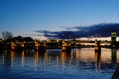 夕暮れの橋