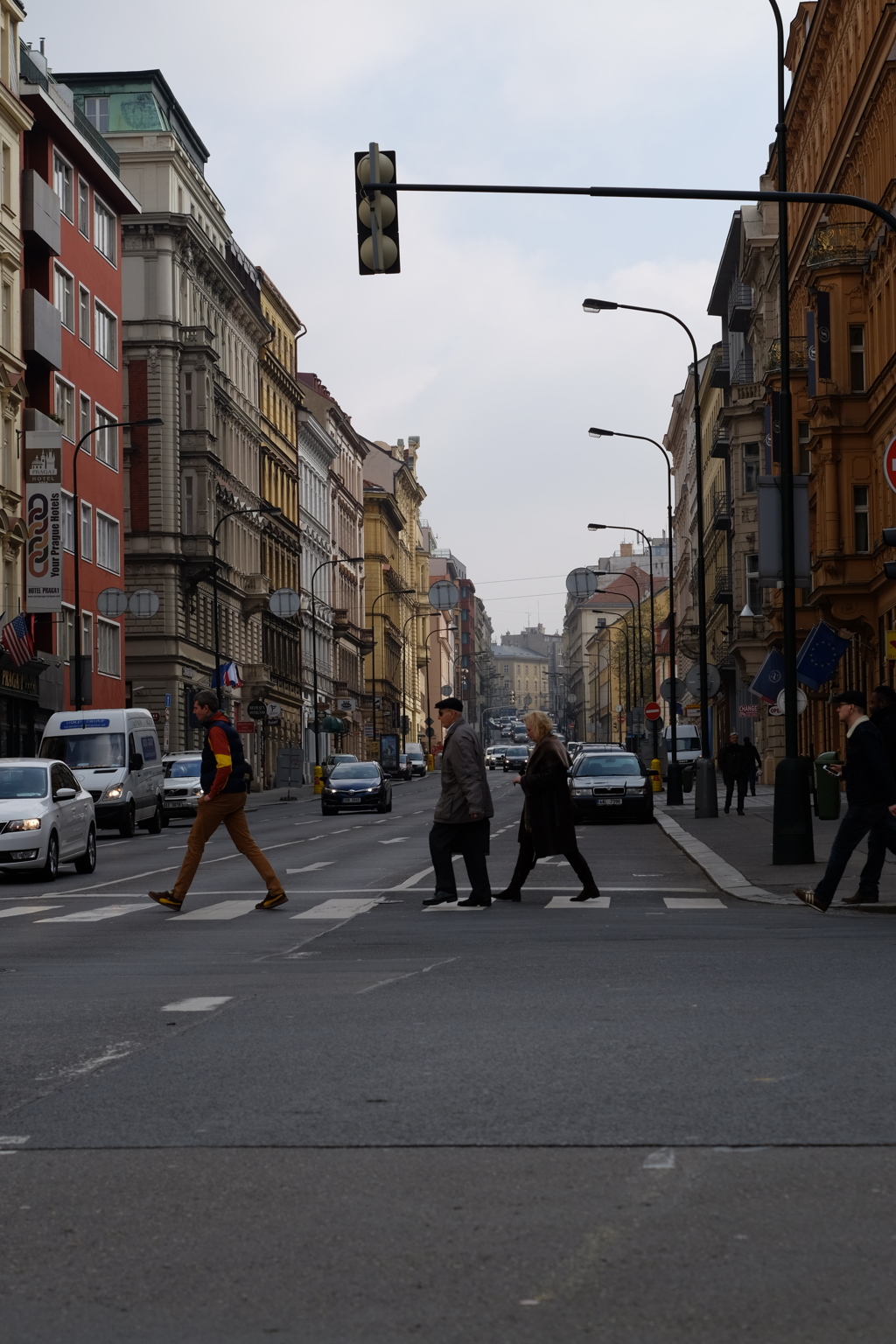 プラハ 行き交う人と車