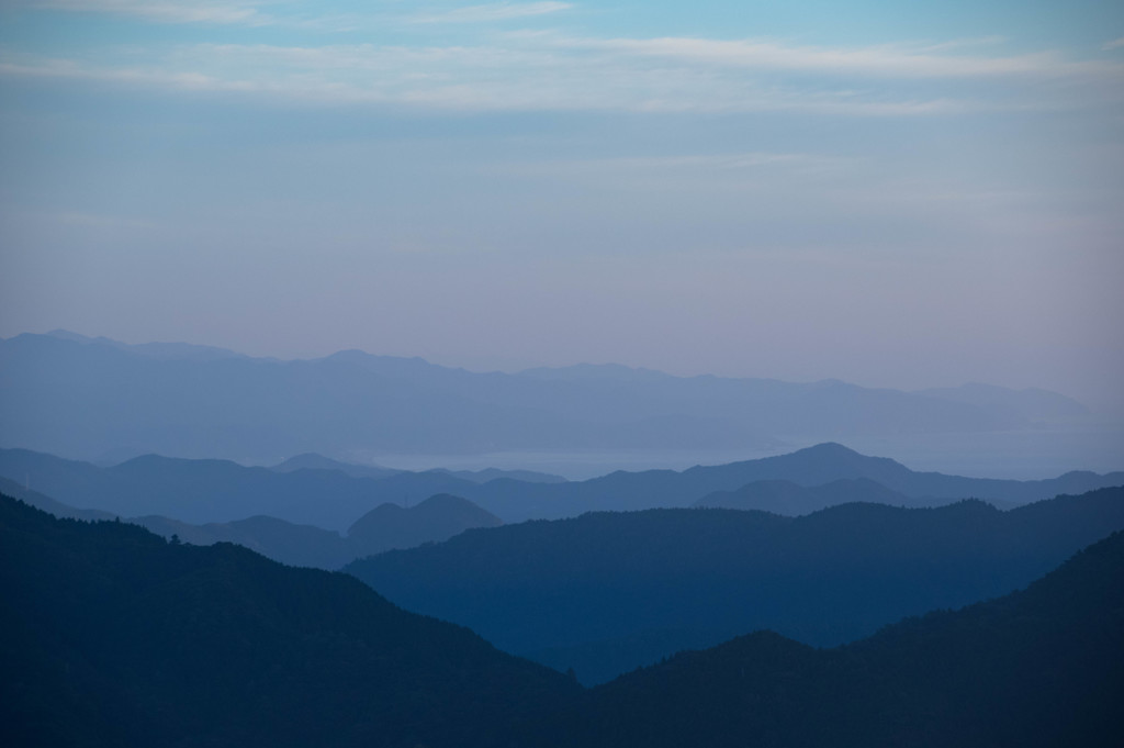 折り重なる山々