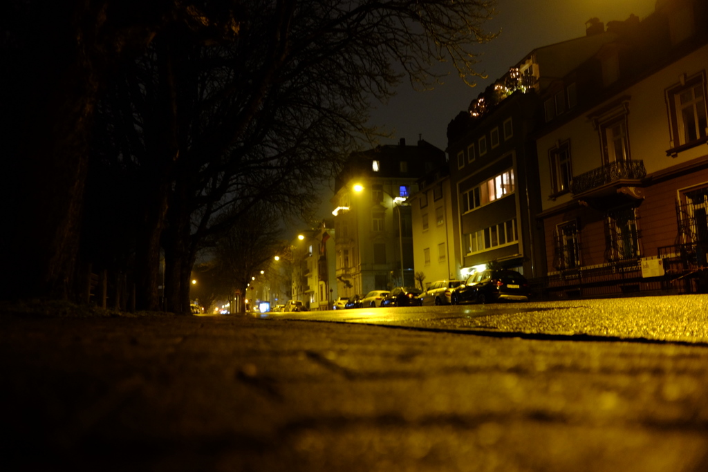 冷たい空気の夜の街